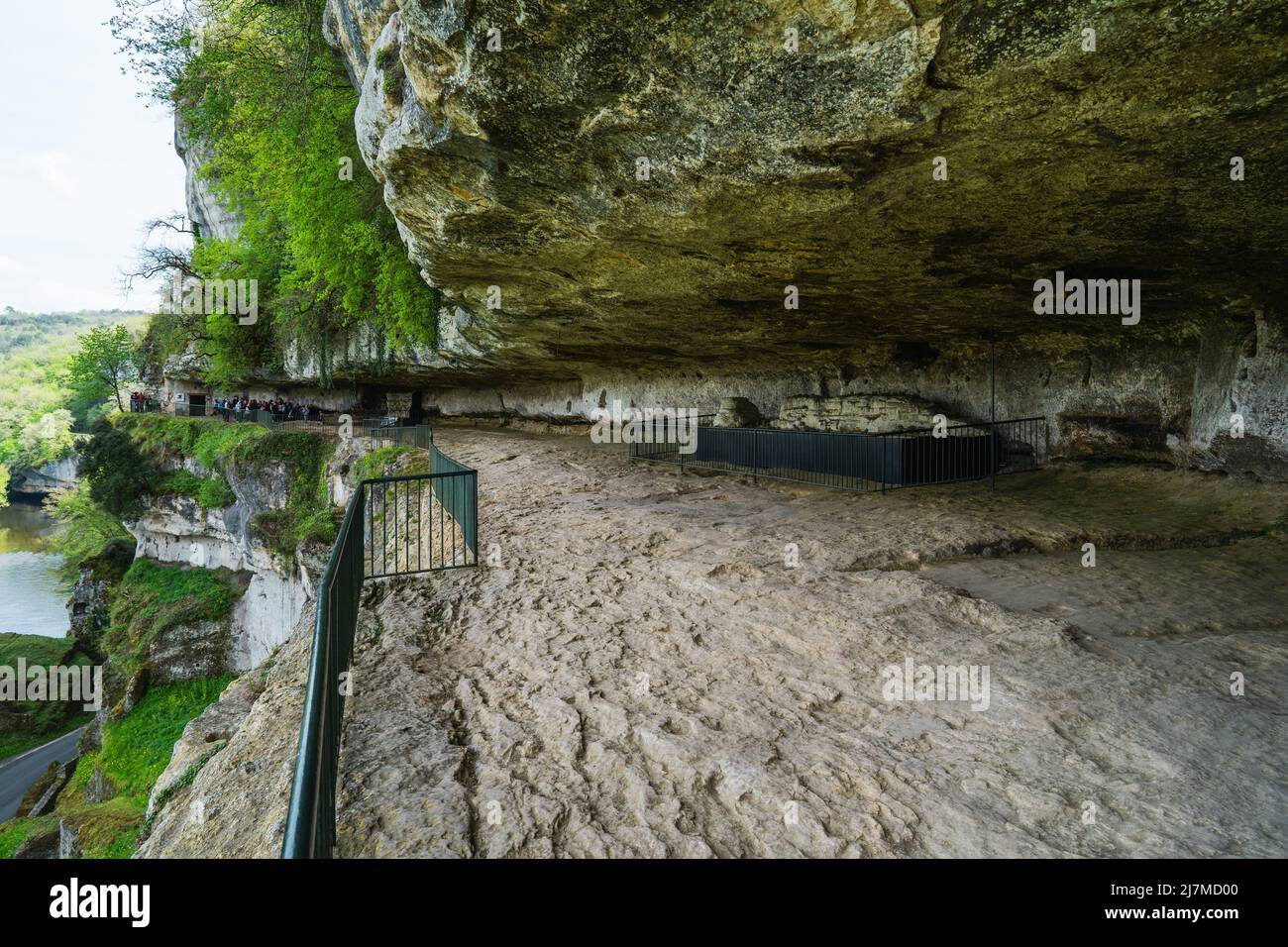 Das troglodytische Dorf Roque Saint-Christophe ist eine große Felsformation mit Felsunterkünften am Fluss Vezere in der Dordogne im Südwesten Frankreichs Stockfoto