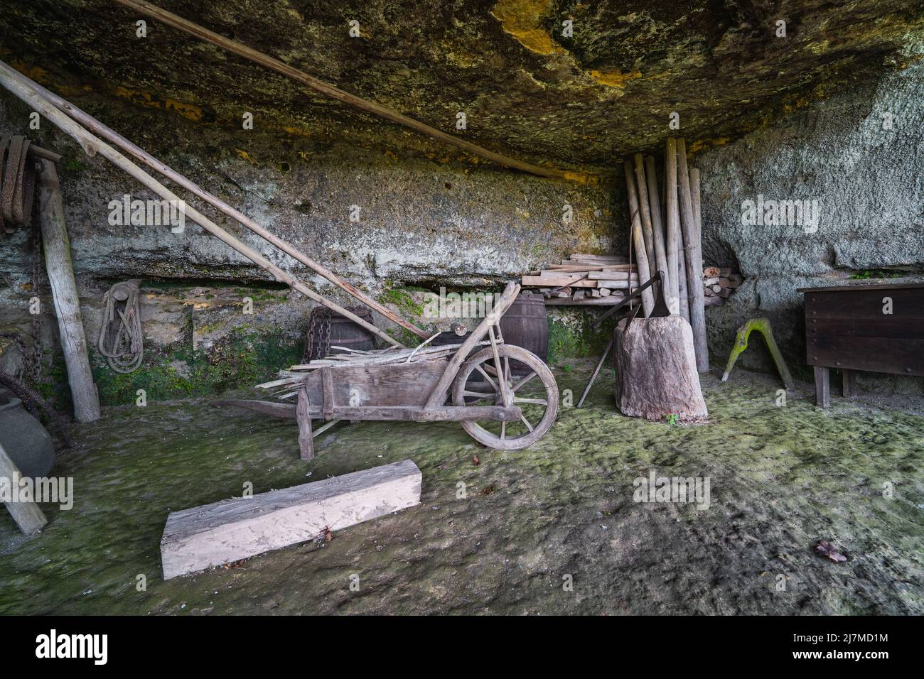 Das troglodytische Dorf Roque Saint-Christophe ist eine große Felsformation mit Felsunterkünften am Fluss Vezere in der Dordogne im Südwesten Frankreichs Stockfoto