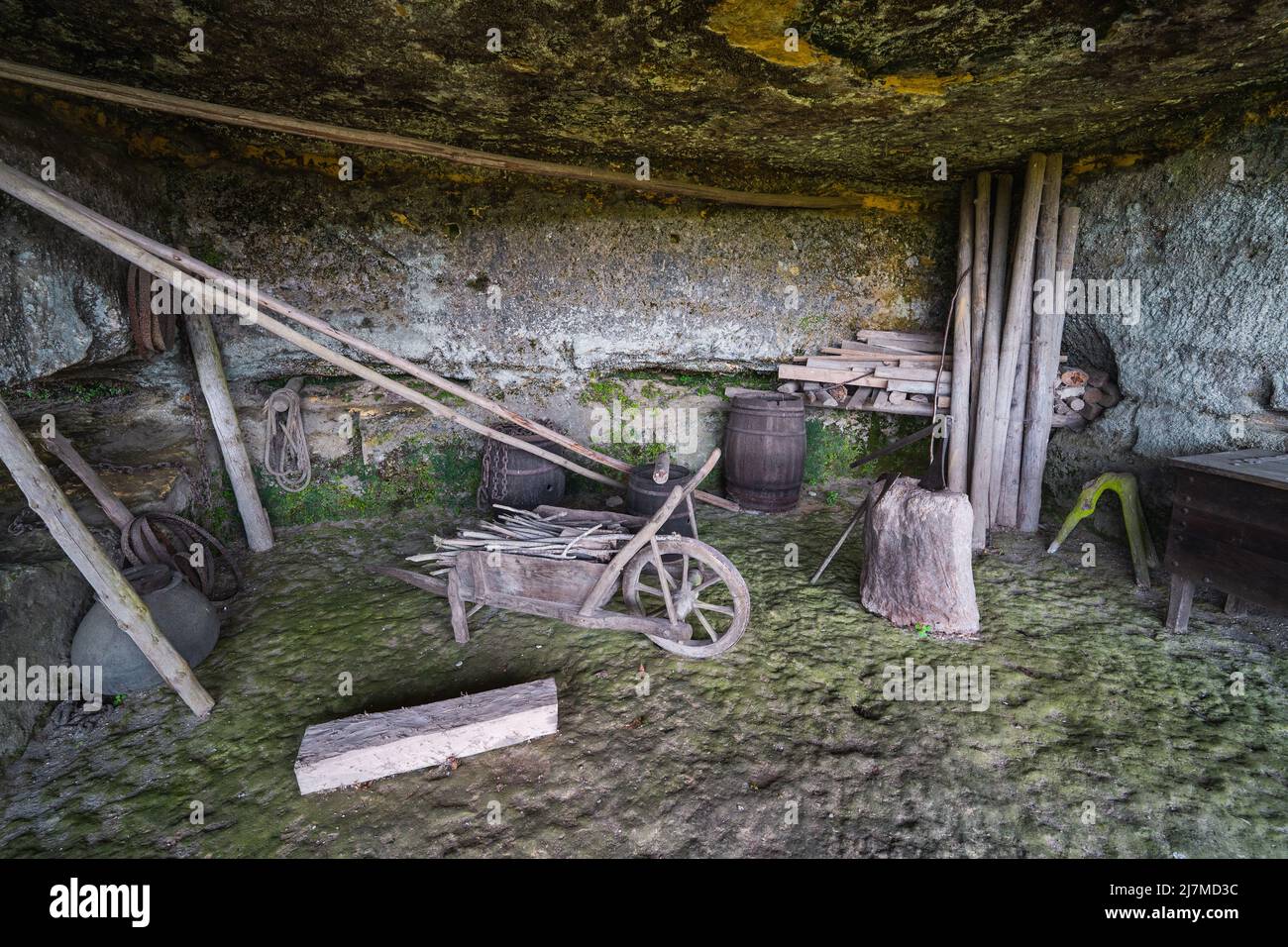 Das troglodytische Dorf Roque Saint-Christophe ist eine große Felsformation mit Felsunterkünften am Fluss Vezere in der Dordogne im Südwesten Frankreichs Stockfoto