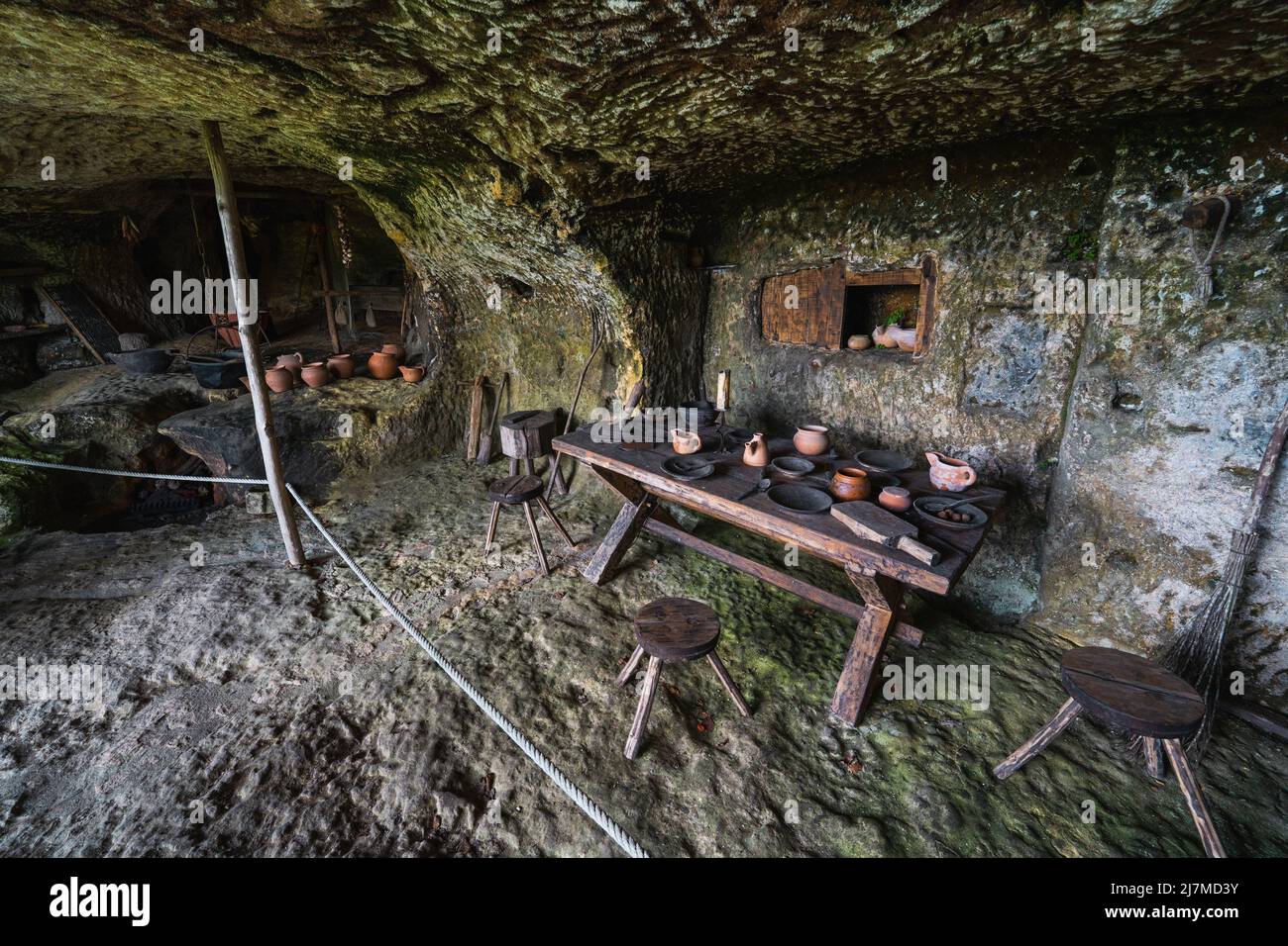 Das troglodytische Dorf Roque Saint-Christophe ist eine große Felsformation mit Felsunterkünften am Fluss Vezere in der Dordogne im Südwesten Frankreichs Stockfoto