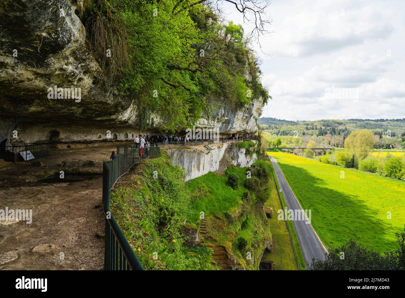 Das troglodytische Dorf Roque Saint-Christophe ist eine große Felsformation mit Felsunterkünften am Fluss Vezere in der Dordogne im Südwesten Frankreichs Stockfoto