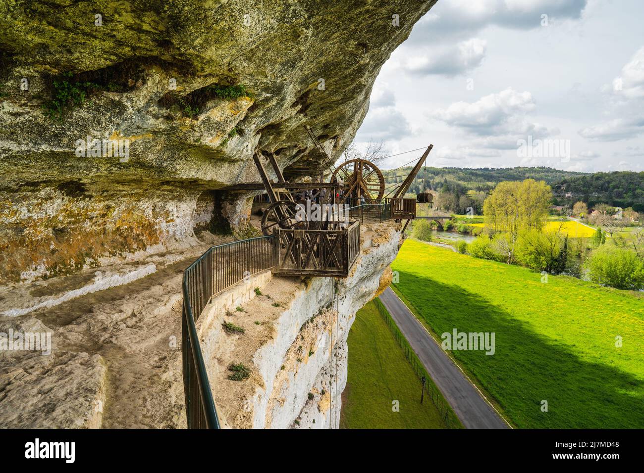 Das troglodytische Dorf Roque Saint-Christophe ist eine große Felsformation mit Felsunterkünften am Fluss Vezere in der Dordogne im Südwesten Frankreichs Stockfoto