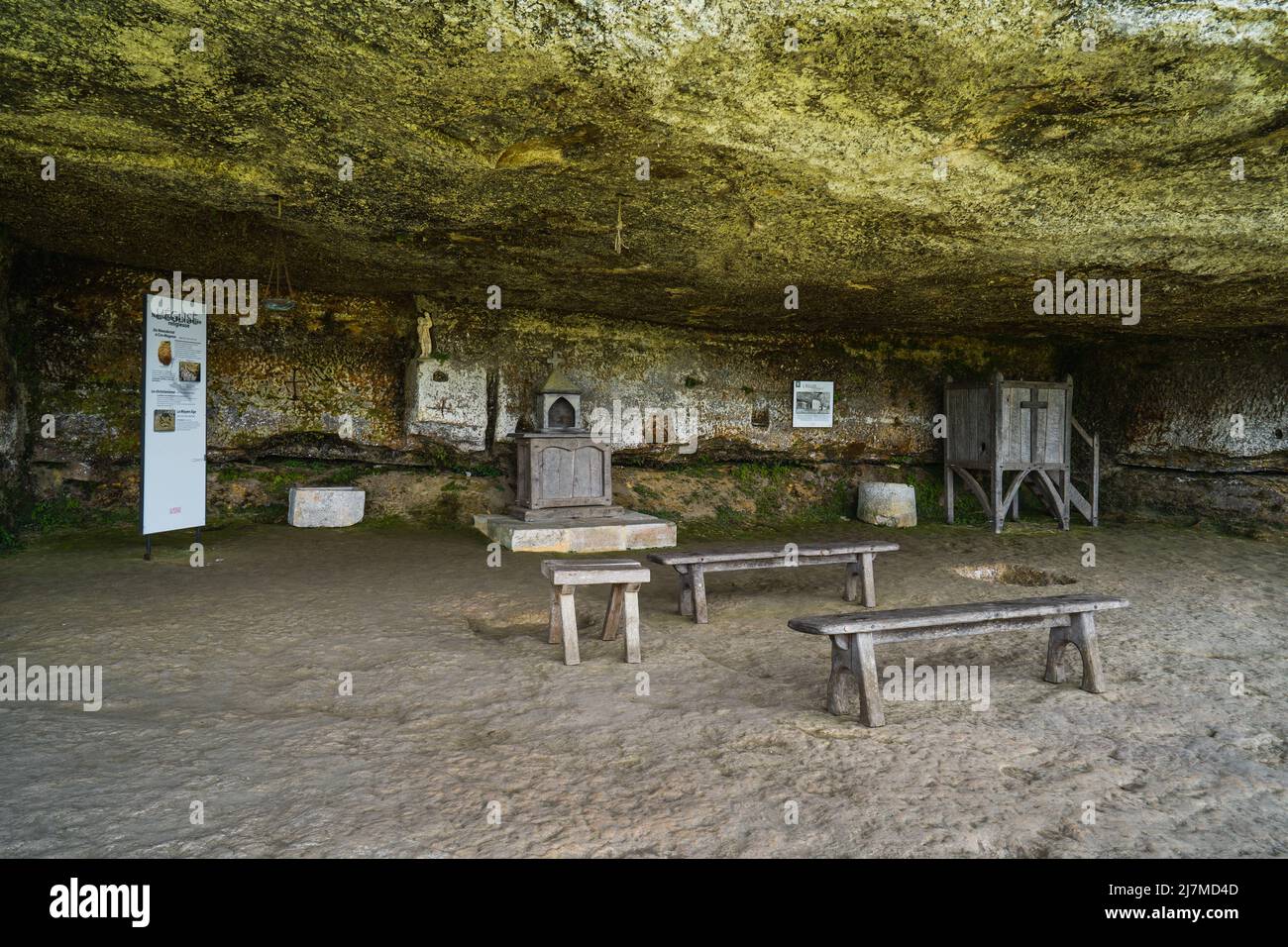 Das troglodytische Dorf Roque Saint-Christophe ist eine große Felsformation mit Felsunterkünften am Fluss Vezere in der Dordogne im Südwesten Frankreichs Stockfoto