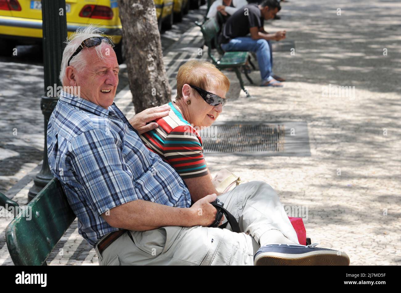 Mann und Frau entspannen sich auf einer Bank, Funchal, Madeira, Portugal Stockfoto