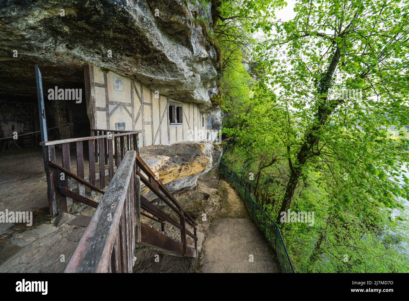 Das troglodytische Dorf Roque Saint-Christophe ist eine große Felsformation mit Felsunterkünften am Fluss Vezere in der Dordogne im Südwesten Frankreichs Stockfoto