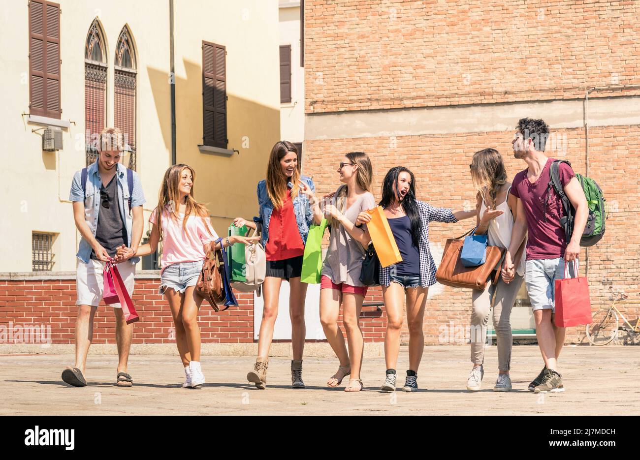 Gruppe von glücklichen besten Freunden mit Einkaufstaschen im Stadtzentrum - Touristen, die im Sommer in der Altstadt spazieren und Spaß haben - Universität stu Stockfoto