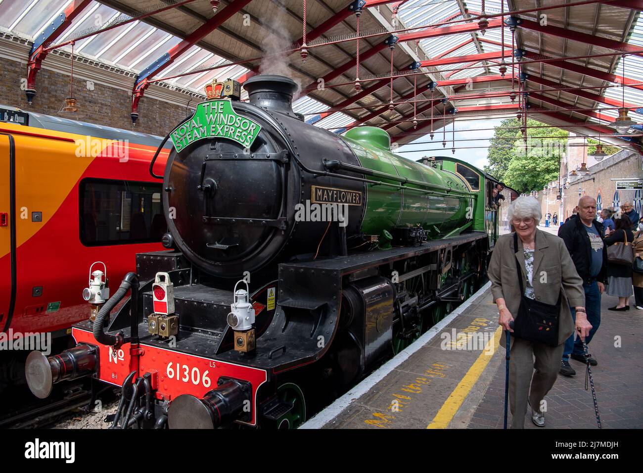 Windsor, Großbritannien. 10.. Mai 2022. Der Royal Windsor Steam Express ist heute zum ersten Mal in diesem Jahr an der Windsor & Eton Riverside Station in Windsor eingetroffen. Die Mayflower-Dampflokomotive fuhr von London Victoria aus und wird im Sommer jeden Dienstag Passagierfahrten von und nach Windsor Unternehmen. Quelle: Maureen McLean/Alamy Live News Stockfoto