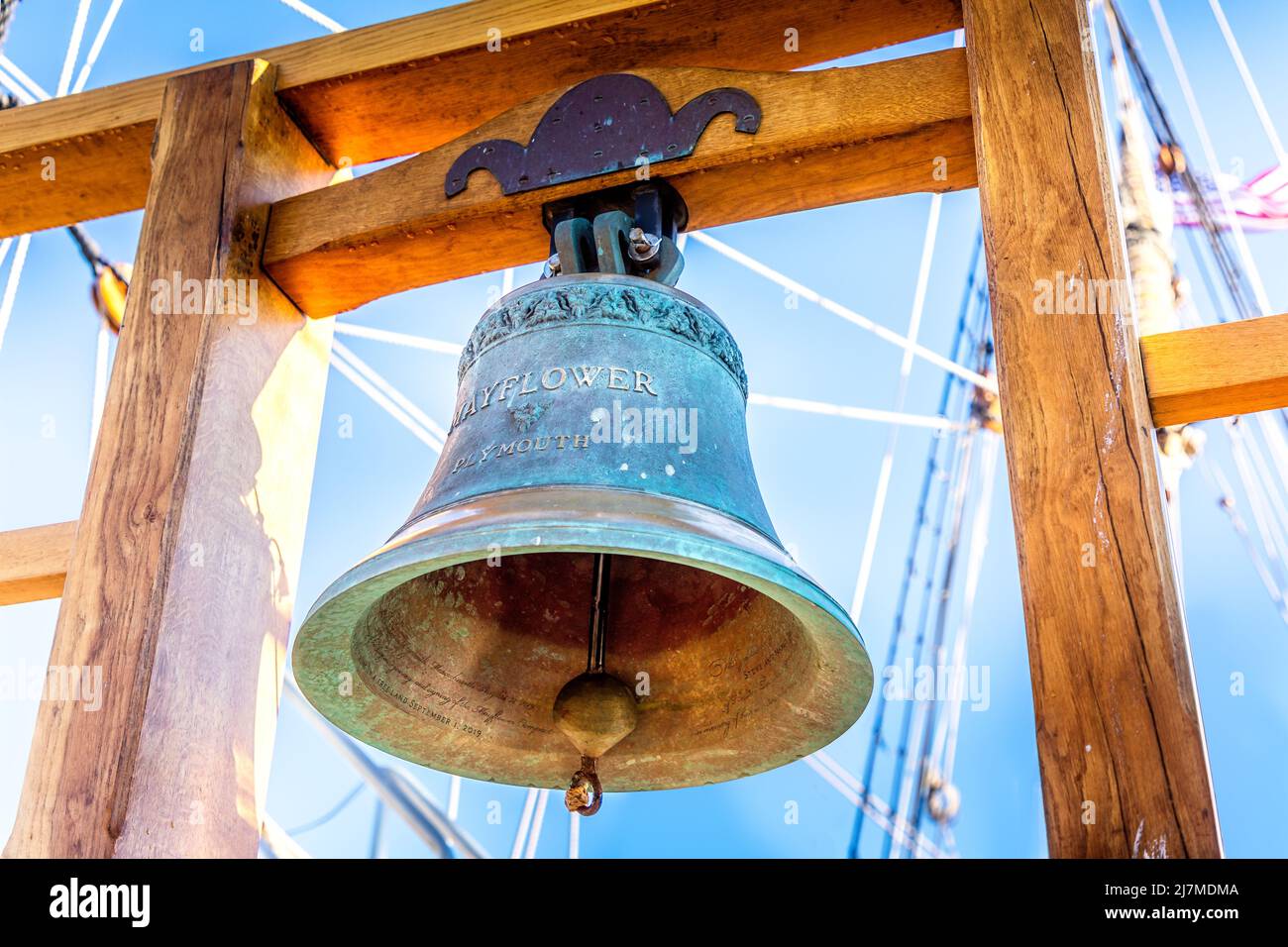 Die Schiffsglocke der historischen Mayflower im Hafen von Plymouth, Massachusetts Stockfoto