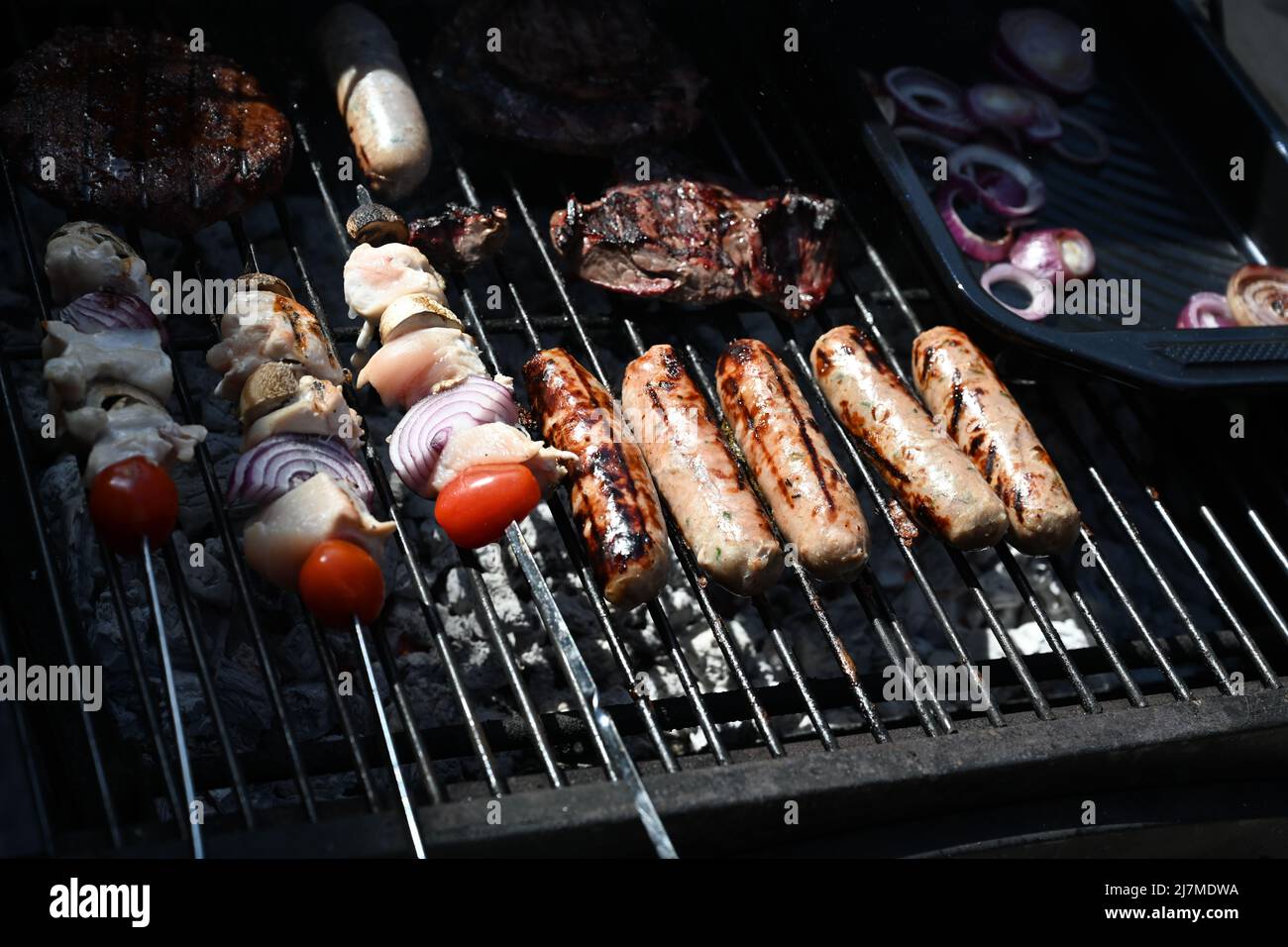 Fleisch kochen auf dem Grill, im Freien leben, Gartenparty Stockfoto