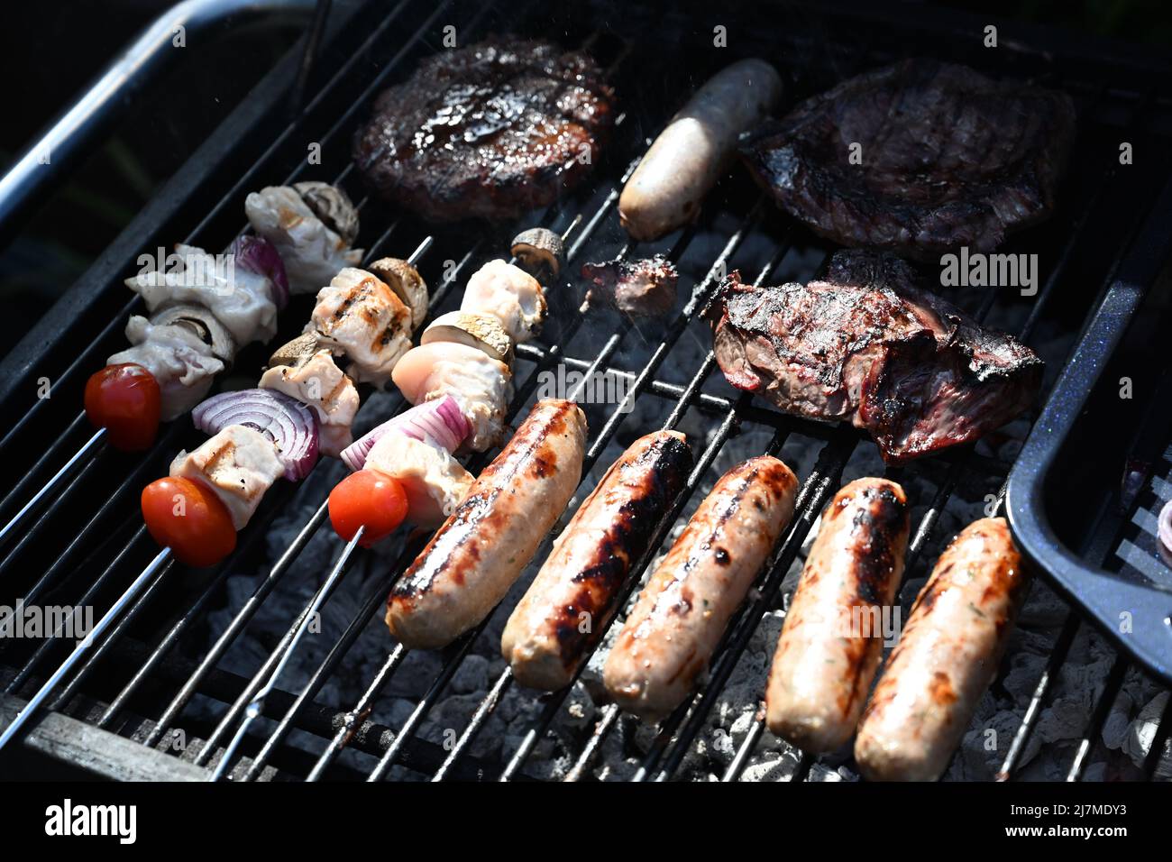 Fleisch kochen auf dem Grill, im Freien leben, Gartenparty Stockfoto
