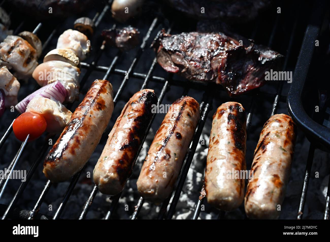 Fleisch kochen auf dem Grill, im Freien leben, Gartenparty Stockfoto
