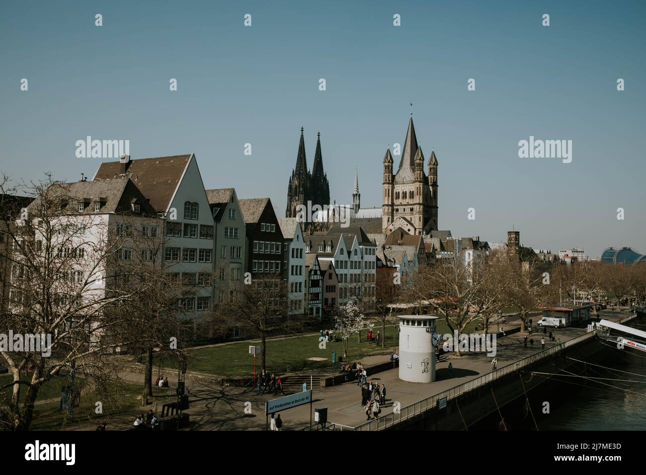 Blick auf Köln mit St. Martin Kirche und Dom im Hintergrund Stockfoto