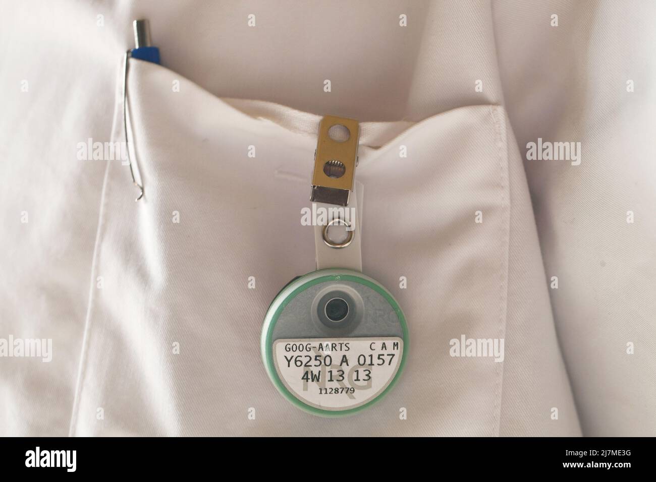 Ein Strahlungsdosimeter ist ein Gerät, das die Dosisaufnahme externer ionisierender Strahlung misst. Es wird von der überwachten Person getragen, wenn es als pe verwendet wird Stockfoto