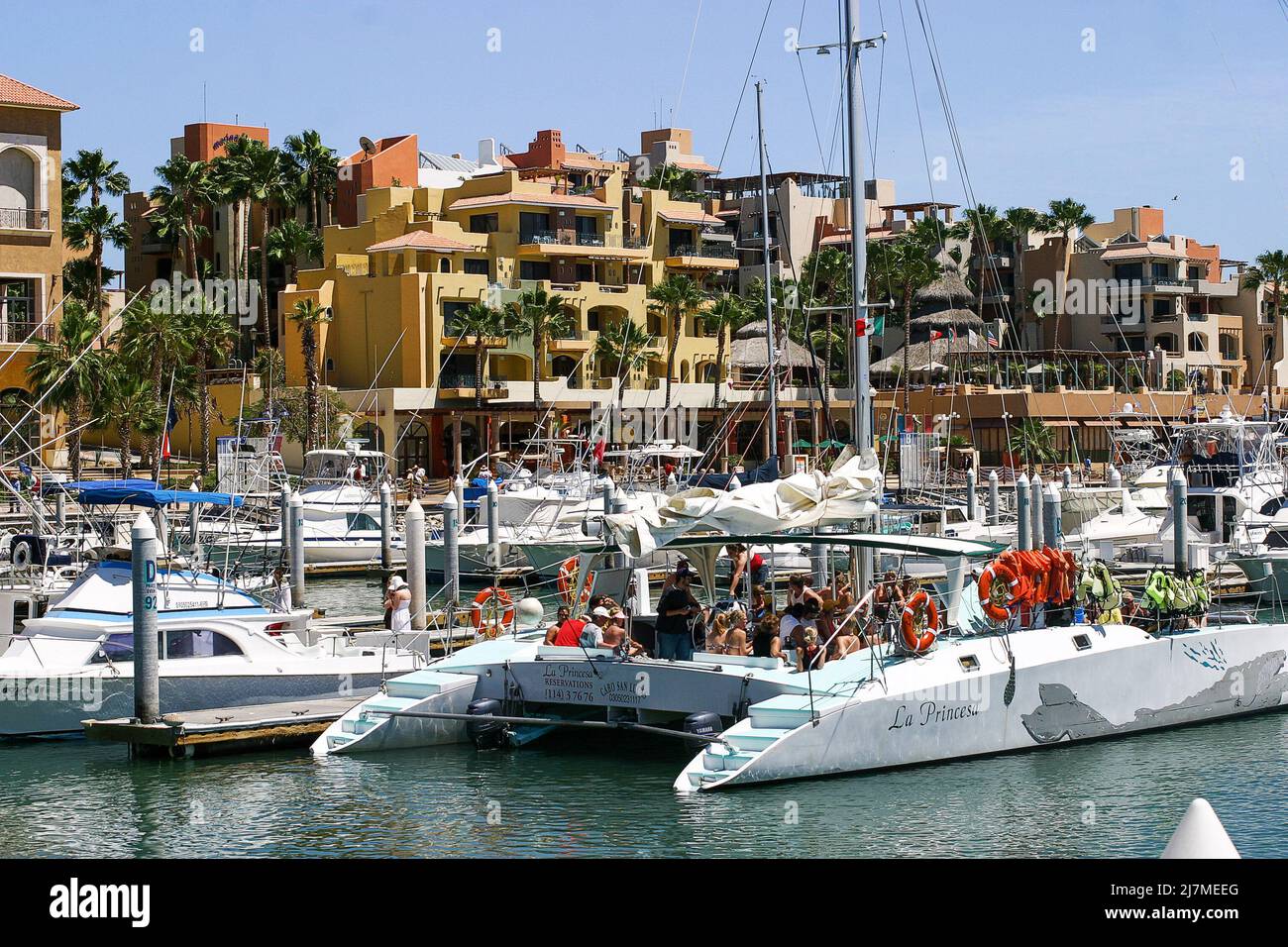 Mexiko - einheimische Touristen auf einem Katamaran im Hafen von Cabo San Lucas - Baja California, Mexiko Stockfoto