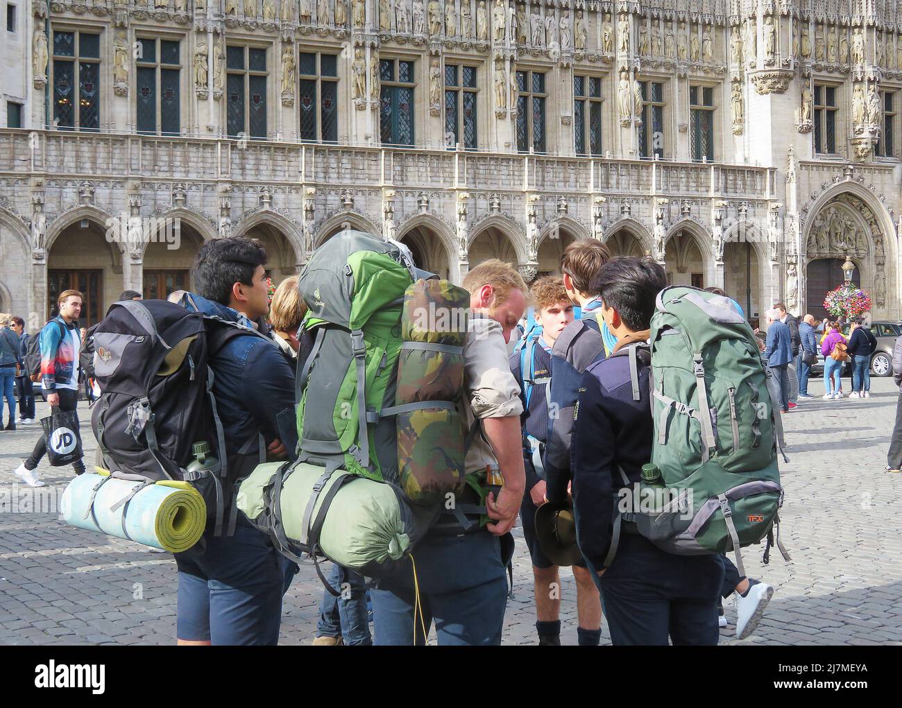 Belgien, Brüssel - Backpackers auf dem Grand Place von Brüssel. Stockfoto