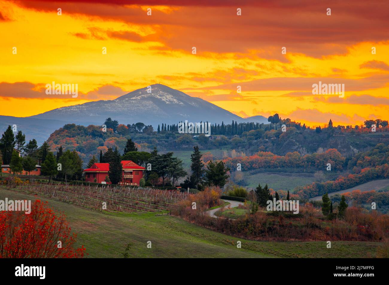 Die ländliche Landschaft um Orvieto, Umbrien, Italien bei Dämmerung im Herbst. Stockfoto