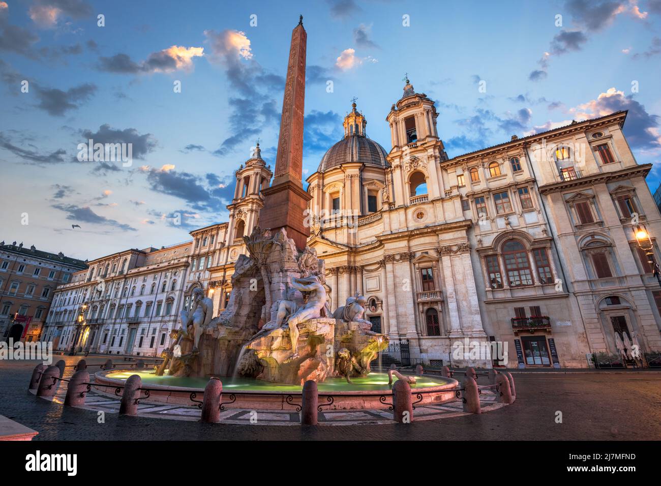 Piazza Navona am Obelisken und Sant'Agnese in Rom, Italien in der Dämmerung. Stockfoto