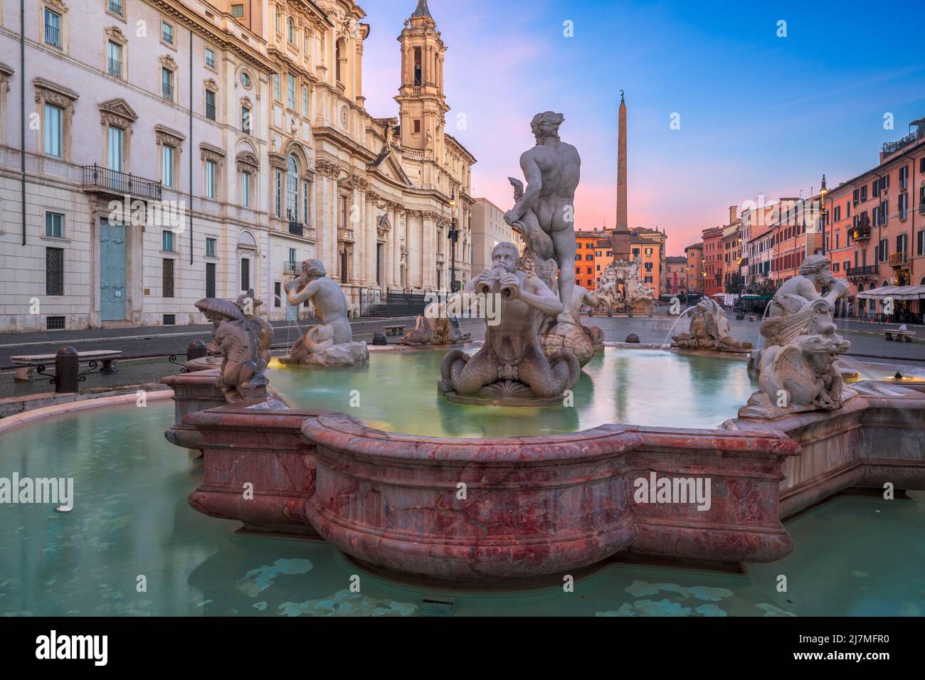 Brunnen auf der Piazza Navona in Rom, Italien bei Dämmerung. Stockfoto