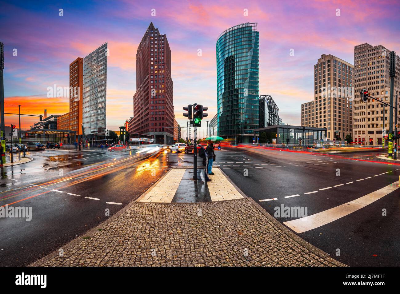 Berlin, Deutschland Skyline am Potsdamer platz in der Abenddämmerung. Stockfoto