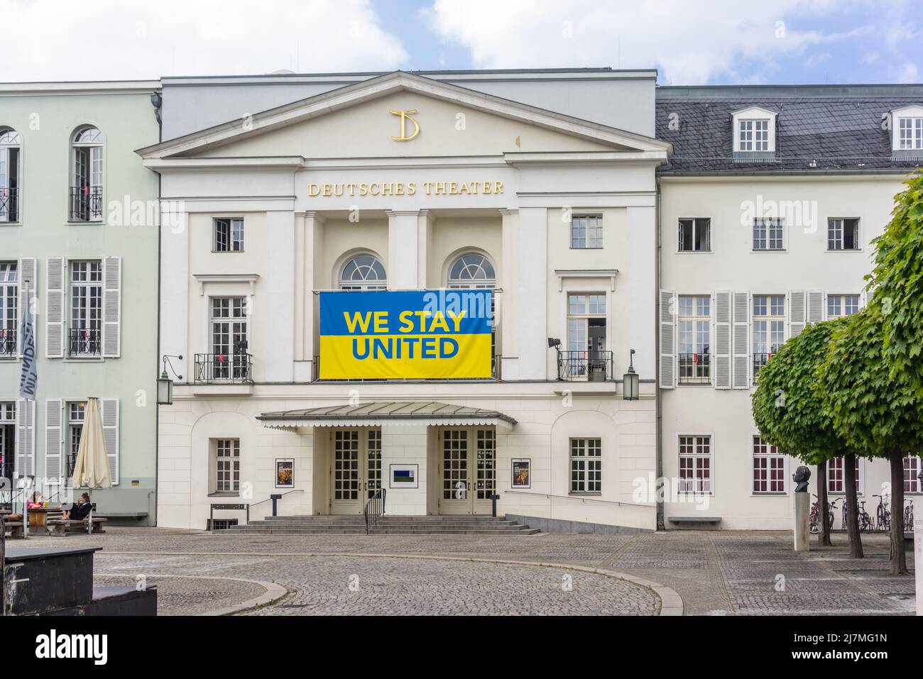 Berlin, Deutschland. Mai 2022. Deutsches Theater an der Schumannstraße in Berlin-Mitte zum Ausdruck der Solidarität mit der Ukraine, Europa und der EU Stockfoto