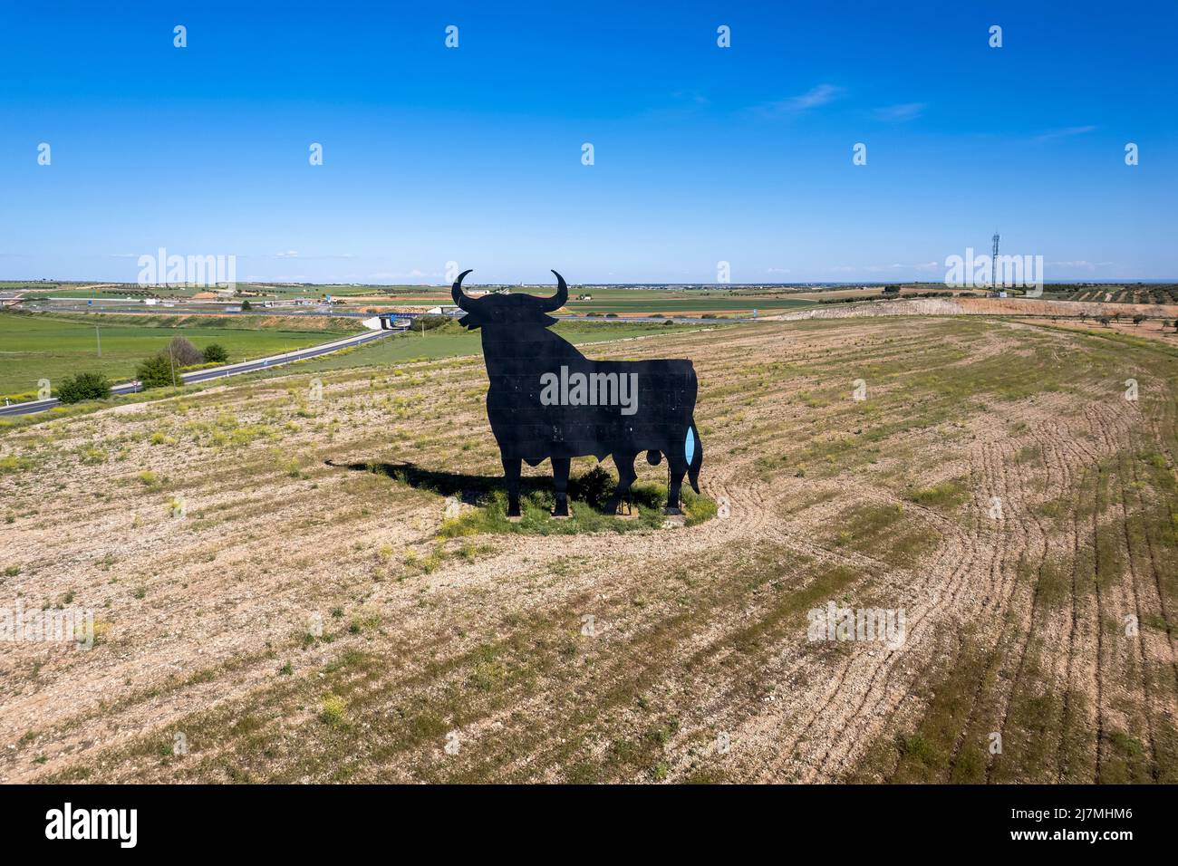 Luftaufnahme einer Osborne-Bullenplakatwand im ländlichen Castilla-La Mancha, Spanien Stockfoto