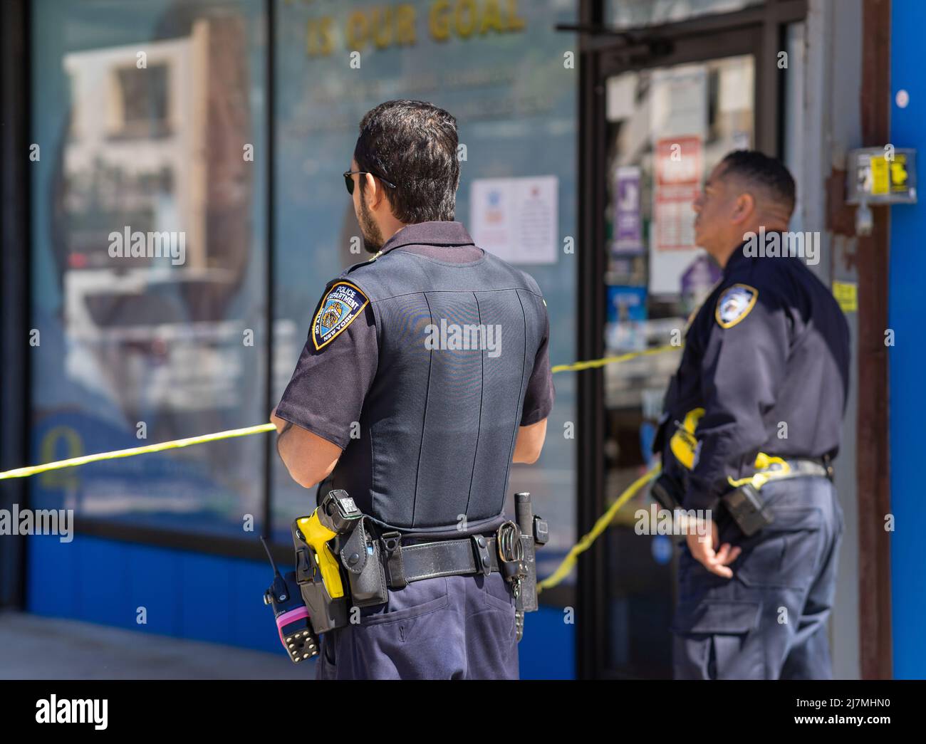 Queens, New Yoek, USA. 9.. Mai 2022. Polizeibeamte in Queens untersuchen den Ort, an dem eine Frau angeschossen und getötet und eine weitere schwer verletzt wurde. Die Schießerei begann als innenpolitische Auseinandersetzung zwischen dem Verdächtigen und der 51-jährigen Migdalia Ortega, die eine zivile Angestellte der NYPD war. Der Nachbar, der durch die beiden Streitenden alarmiert wurde, wurde ebenfalls angeschossen und befindet sich in einem kritischen, aber stabilen Zustand. (Bild: © Steve Sanchez/Pacific Press via ZUMA Press Wire) Stockfoto