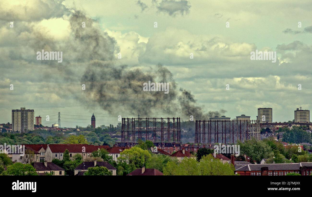 Glasgow, Schottland, Großbritannien 10. May, 2022. blaze auf Glasgows Penrith Drive in der Nähe von Temple Gasworks ein weiterer Reifen feuern riesige schwarze Rauchwolken über die Stadt aus der Nähe der Gasometer in Kelvindale, während sie die Stadt mit dichtem schwarzen Rauch verschmutzen, der aus 3 Meilen Entfernung zu sehen ist. Credit Gerard Ferry/Alamy Live News Stockfoto