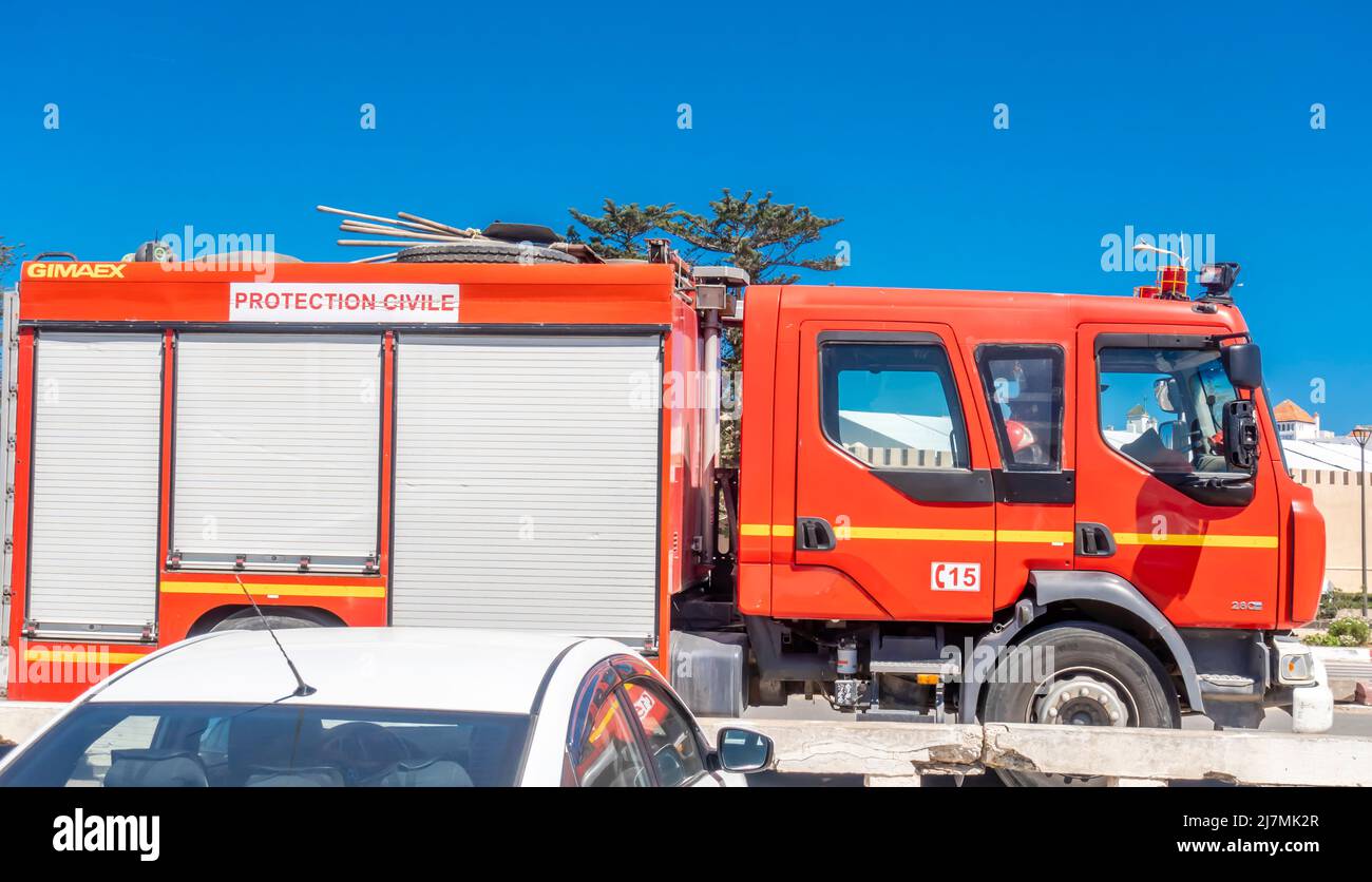 Feuerwehrleute rotes Fahrzeug in Essaouira, Marokko. Feuerwehrwagen, Feuerwehr Autos Fahrzeuge marokkanischen. Transport im Notfall Stockfoto