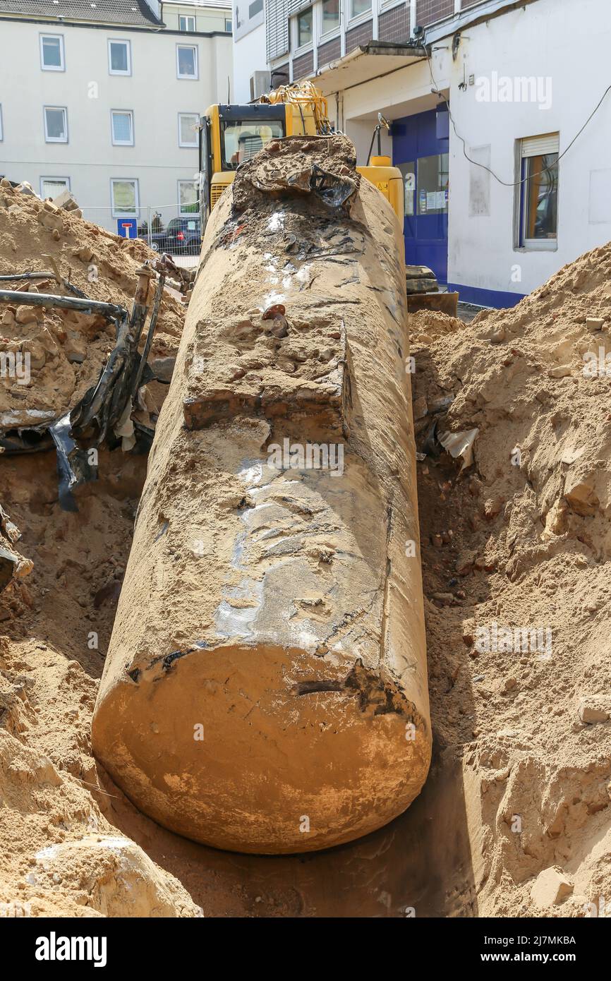Der Kraftstofftank wird im Rahmen einer Schließung einer Tankstelle ausgegraben Stockfoto