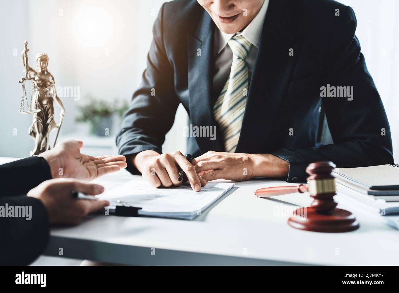 Recht, Beratung, Vereinbarung, Vertrag, Rechtsanwalt oder Anwalt mit einem Stift berät einen Kunden, um das Muster der Beantwortung von Fragen zu erklären Stockfoto