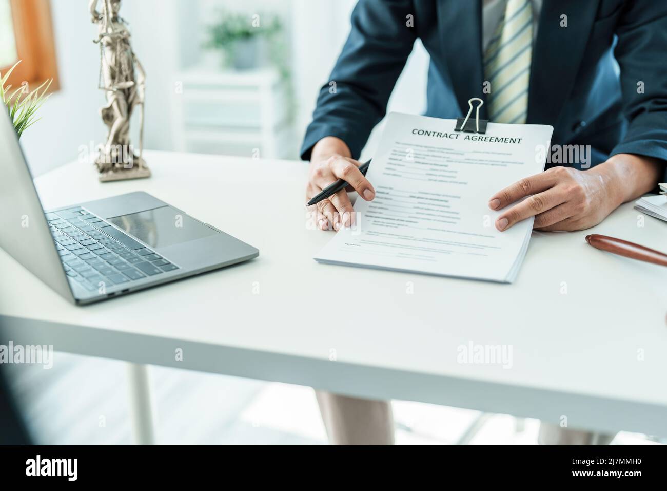 Recht, Beratung, Vereinbarung, Vertrag, Rechtsanwalt oder Anwalt mit einem Stift berät einen Kunden, um das Muster der Beantwortung von Fragen zu erklären Stockfoto