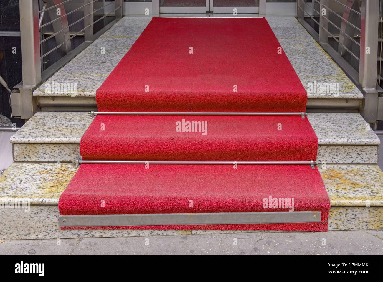 Roter Teppich am Eingang des Luxusgebäudes der Marble Stone Stairs Stockfoto