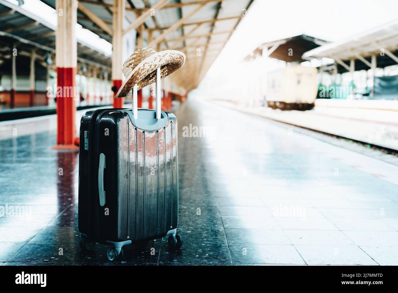 Sommer, entspannen, Urlaub, Reisen, konzentrieren sich auf Hut und Gepäck asiatische Mädchen wartet auf den Zug zu reisen, während sie am Bahnhof warten Stockfoto