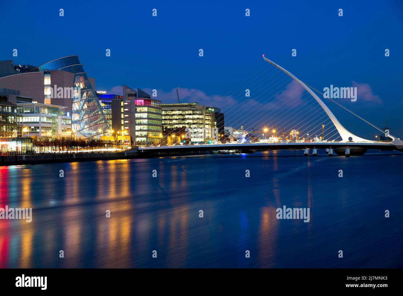 Die Samuel Becket-Brücke und das Dublin Conference Centre, River Liffy, Dublin Ireland, sind ein modernes Stadtflußgebiet mit modernen Brücken und Architektur Stockfoto