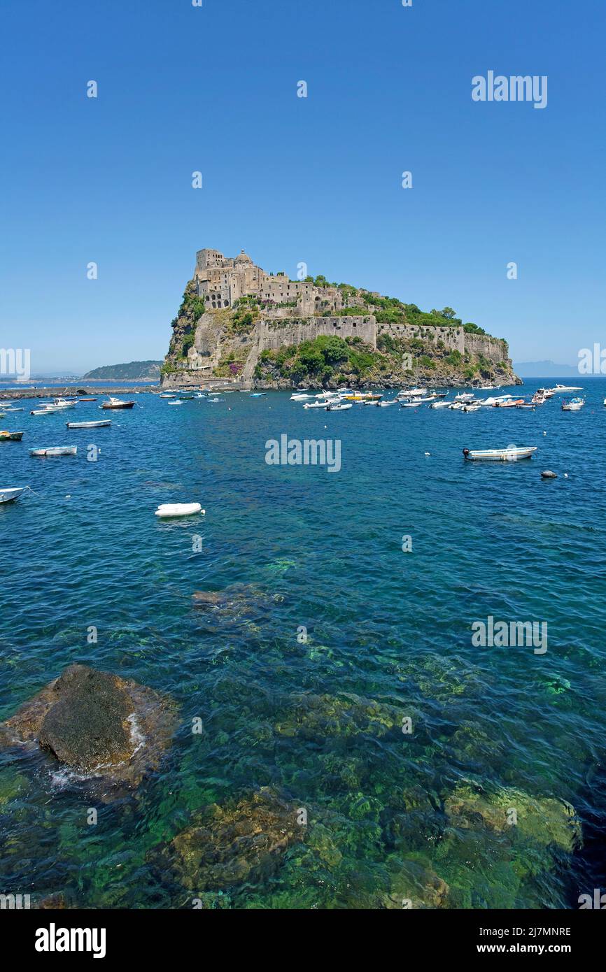 Fischerboote im Castello Aragonese auf der Insel Ischia, Italien, Tyrrhenisches Meer, Mittelmeer Stockfoto