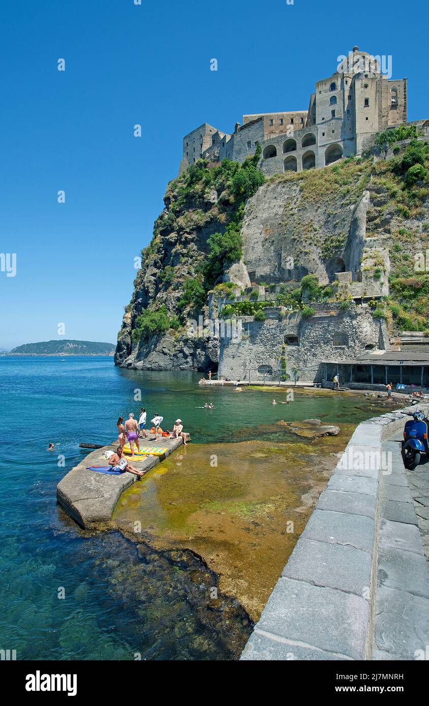 Badegäste im Castello Aragonese auf der Insel Ischia, Italien, Tyrrhenisches Meer, Mittelmeer Stockfoto
