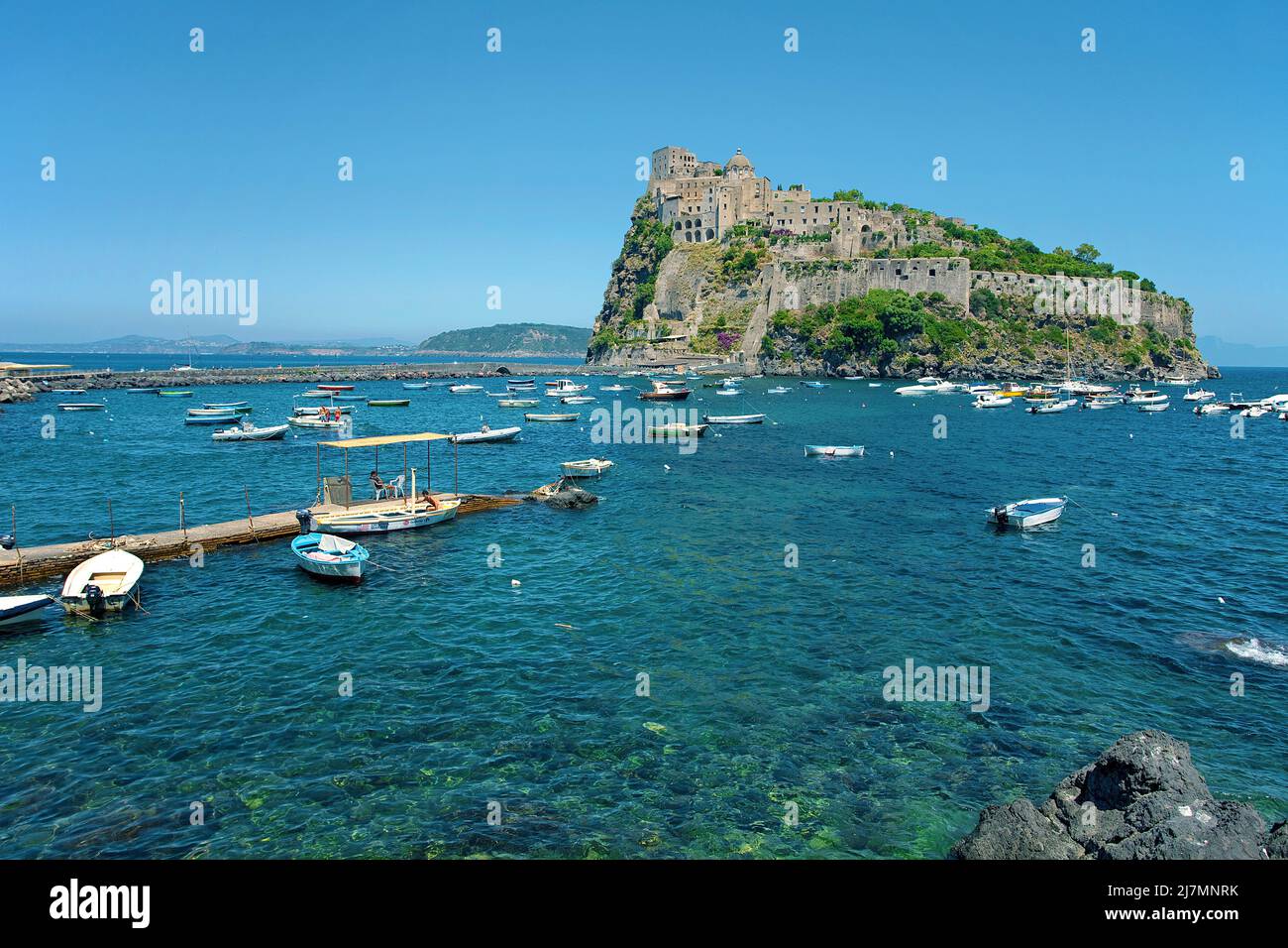 Fischerboote im Castello Aragonese auf der Insel Ischia, Italien, Tyrrhenisches Meer, Mittelmeer Stockfoto