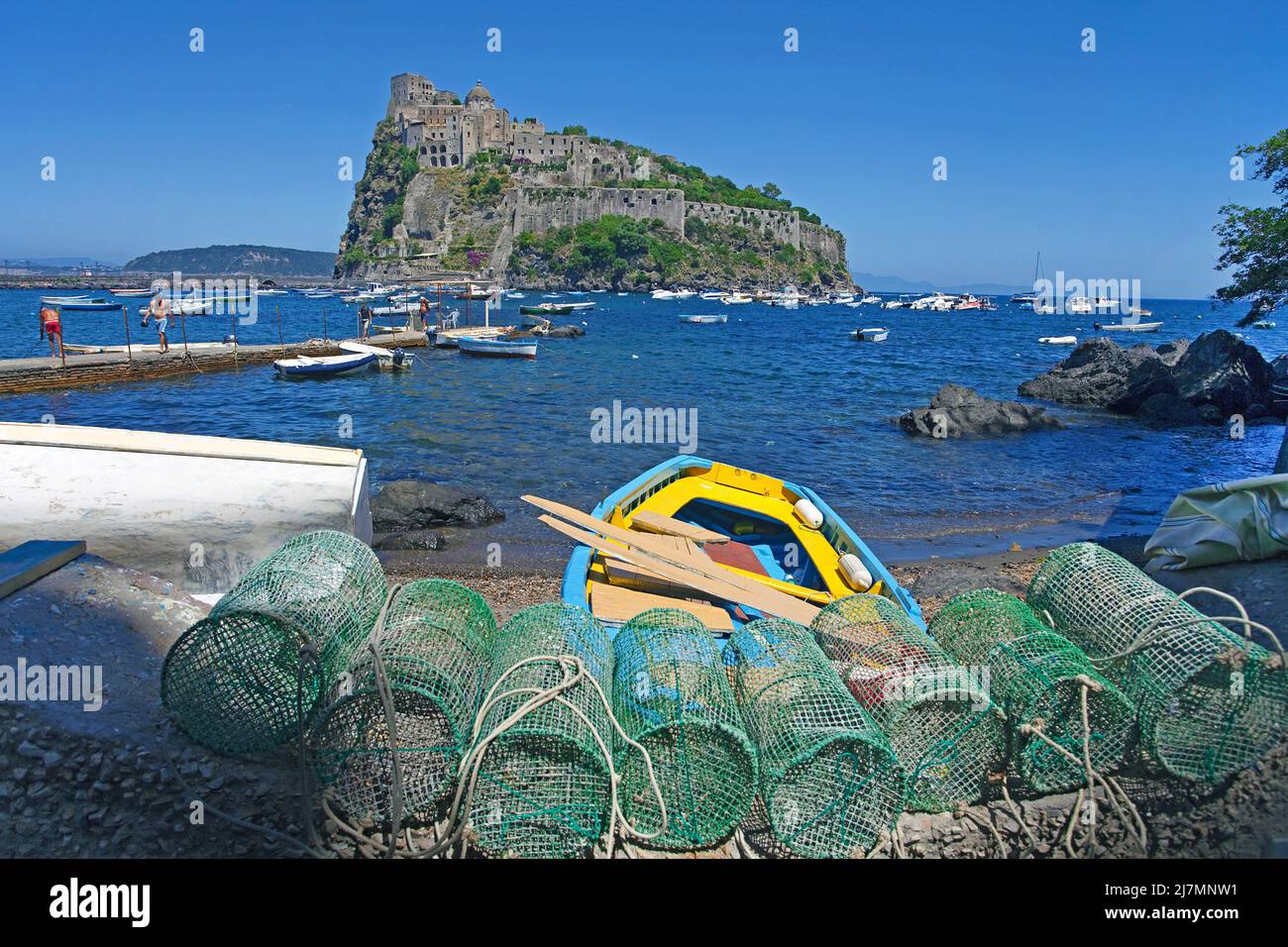 Fangfallen und Fischerboote im Castello Aragonese auf der Insel Ischia, Italien, Tyrrhenisches Meer, Mittelmeer Stockfoto