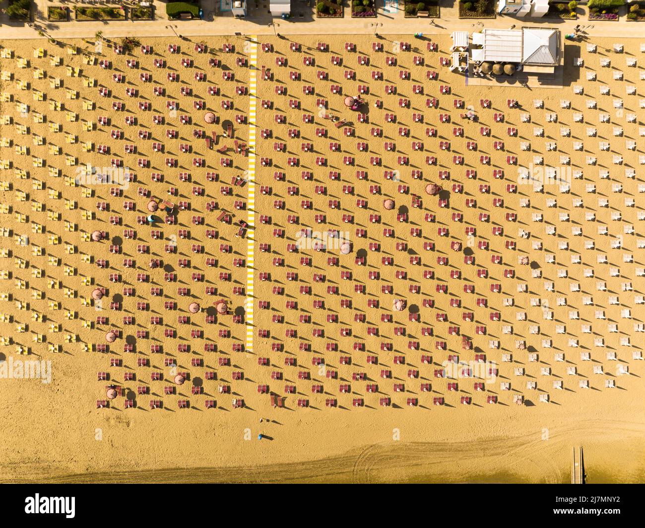 Jesolo Strand mit Liegestühlen, Liegestühlen und Sonnenschirmen im strandbad von oben gesehen - Sommerurlaub in italienischen Städten Stockfoto