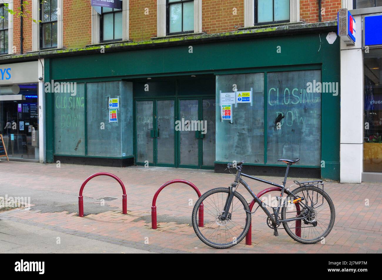 Zwei Tunbridge Wells schlossen Geschäfte an der Hauptstraße Stockfoto