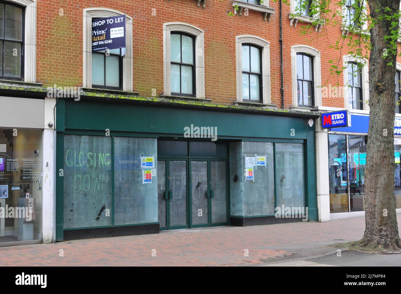 Zwei Tunbridge Wells schlossen Geschäfte an der Hauptstraße Stockfoto