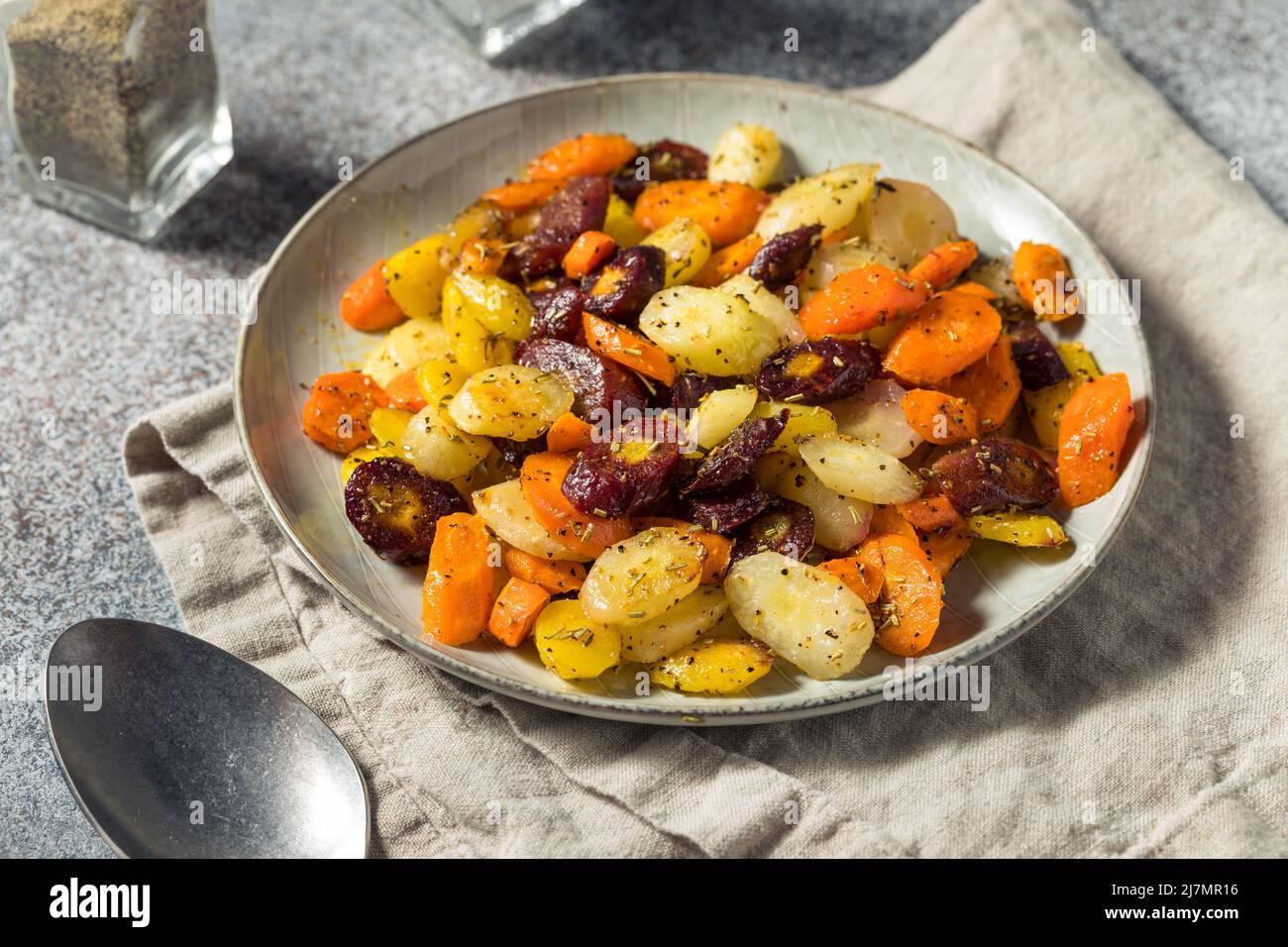 Hausgemachte Bio-Roasted-Karotten mit Salz und Pfeffer Stockfoto