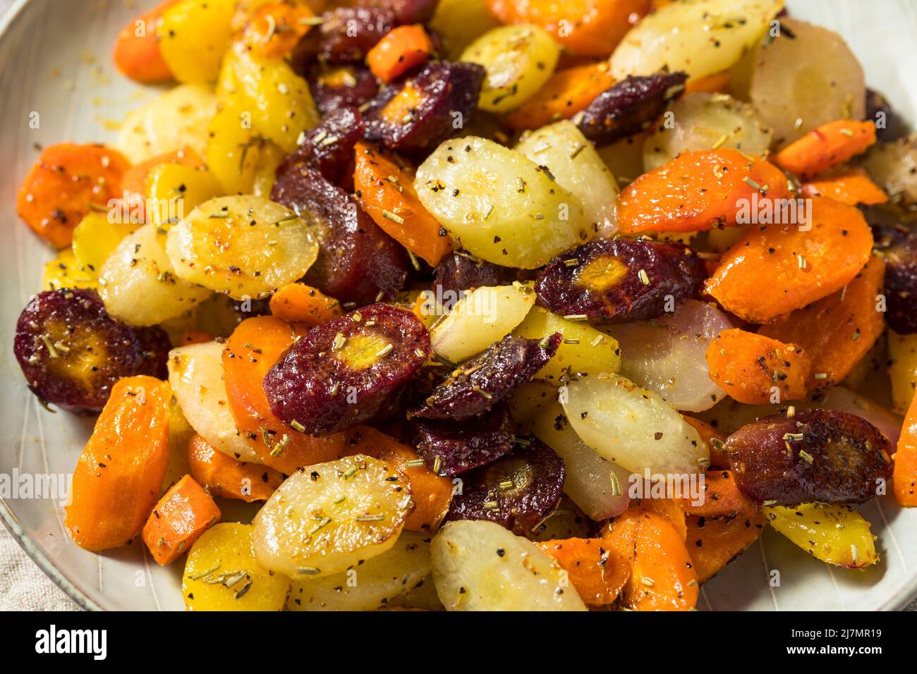 Hausgemachte Bio-Roasted-Karotten mit Salz und Pfeffer Stockfoto