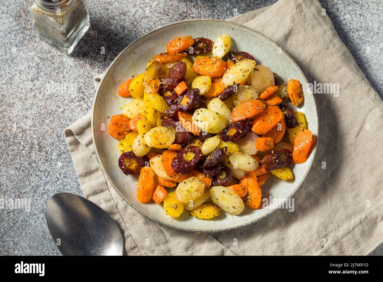 Hausgemachte Bio-Roasted-Karotten mit Salz und Pfeffer Stockfoto