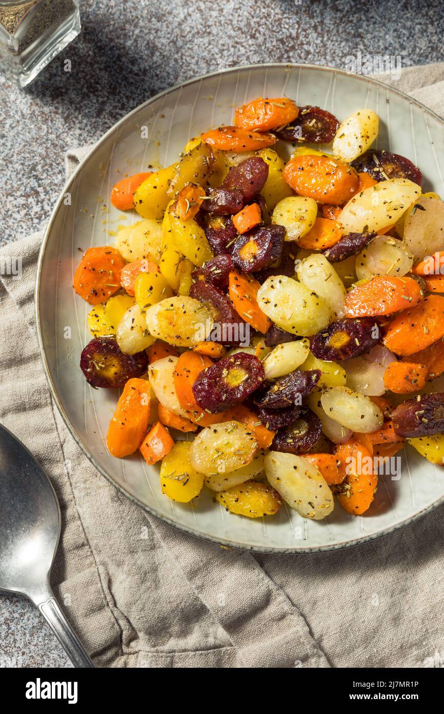 Hausgemachte Bio-Roasted-Karotten mit Salz und Pfeffer Stockfoto