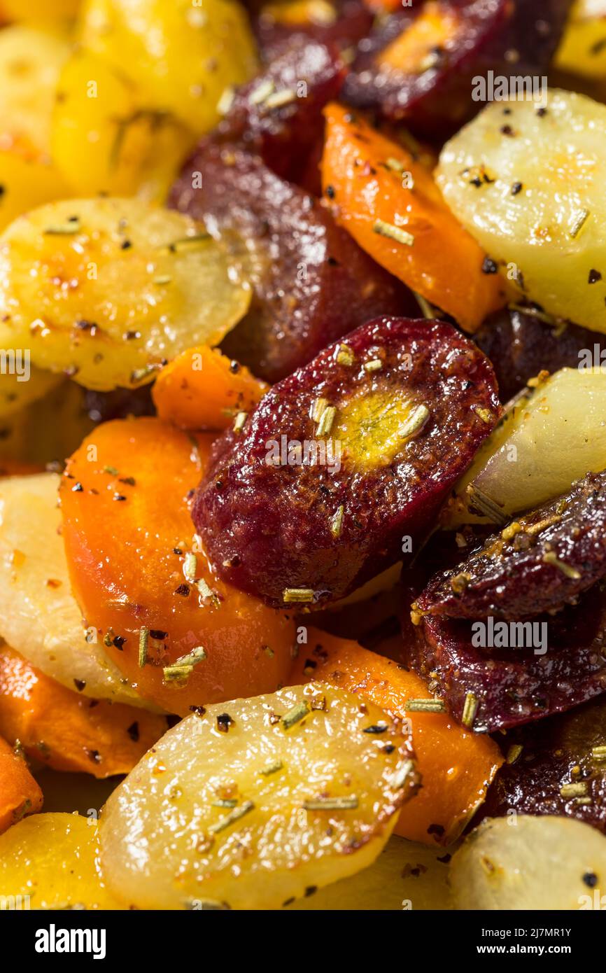 Hausgemachte Bio-Roasted-Karotten mit Salz und Pfeffer Stockfoto