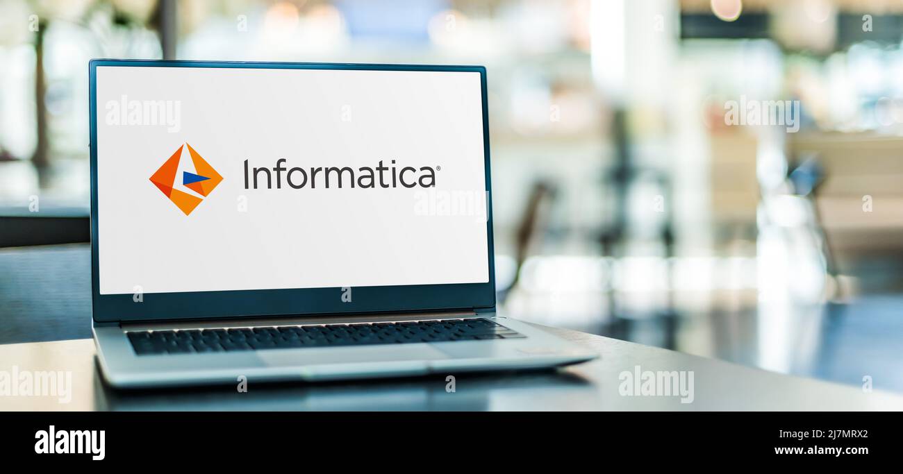 POZNAN, POL – OCT 22, 2021: Laptop-Computer mit Logo von Informatica, einem Softwareentwicklungsunternehmen mit Sitz in Redwood City, Kalifornien, Stockfoto