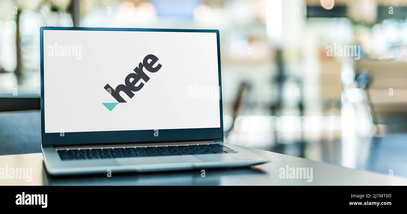 POZNAN, POL – 20. NOV 2021: Laptop-Computer mit Logo von HERE Technologies, einem Unternehmen, das sich mit Kartierungen, Standortdaten und verwandten Automobilen befasst Stockfoto