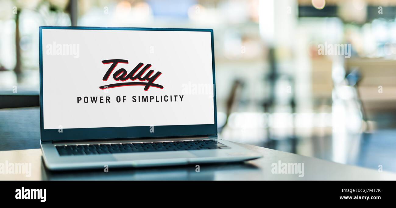 POZNAN, POL - 8. DEZ 2021: Laptop-Computer mit Logo von Tally Solutions, einem indischen multinationalen Technologieunternehmen, das Enterprise RE Stockfoto