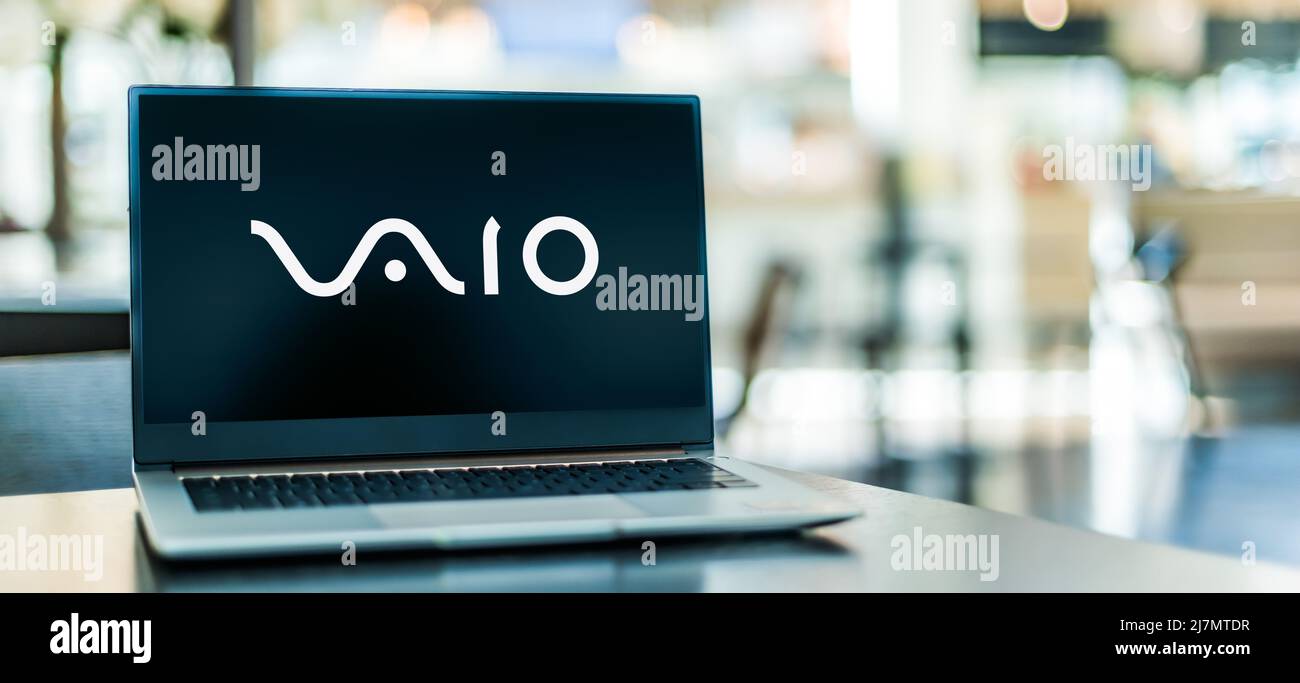 POZNAN, POL – 05. FEBRUAR 2022: Laptop-Computer mit Logo von VAIO, einer Marke für PCs und Unterhaltungselektronik, die derzeit von Ja entwickelt wurde Stockfoto
